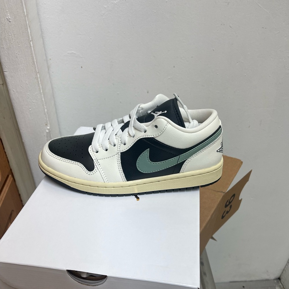 Air Jordan 1 Low
Women's Shoes